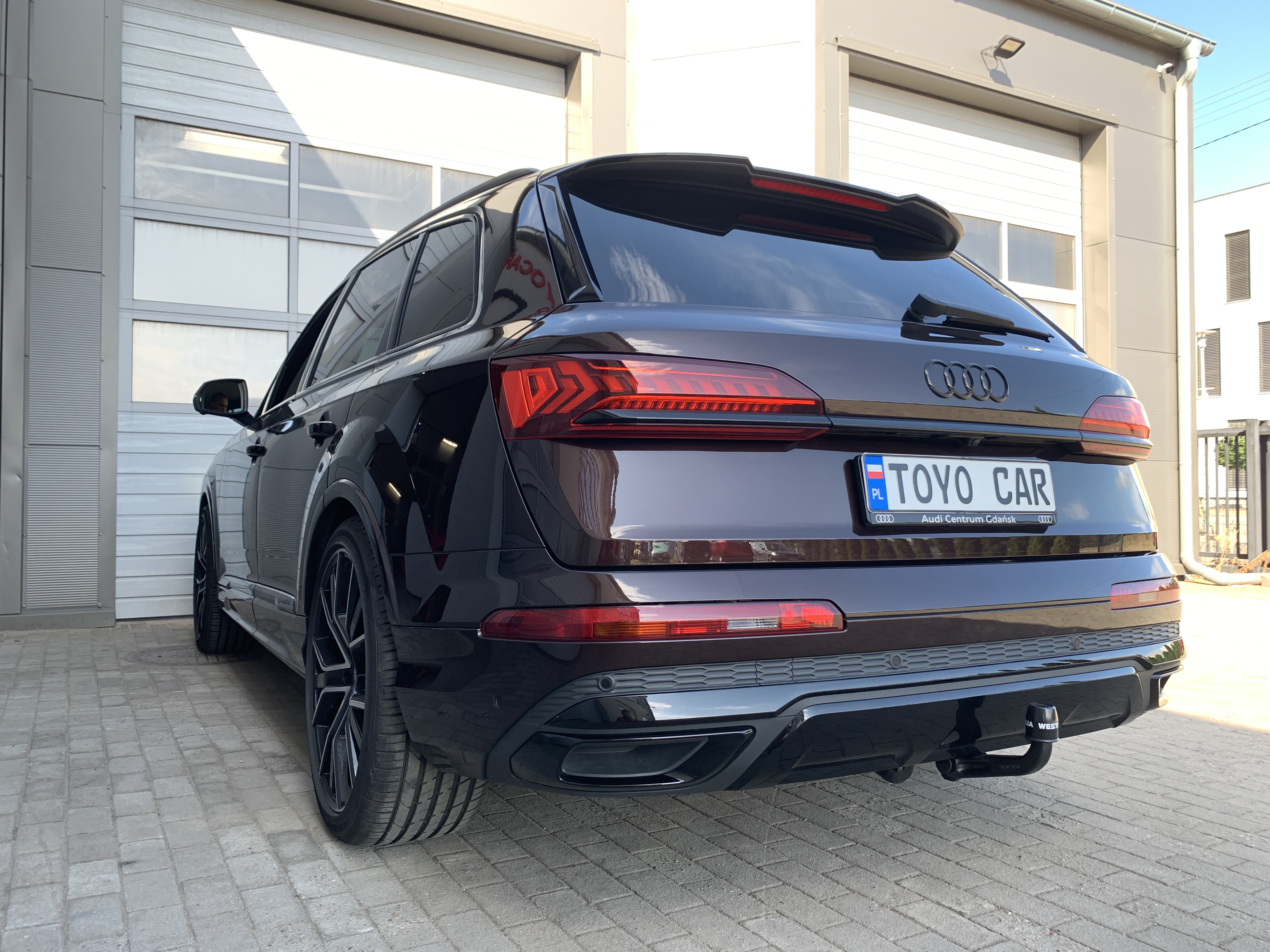 na zdjęciu samochód osobowy marki Audi model Q7 generacja 4M0 z hakiem holowniczym westfalia 
